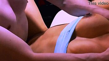 ¿por qué no te unes? la amiga cachonda de tu compañera de apartamento seduce al novio en el sofá.