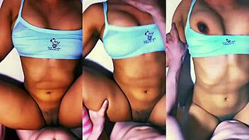 ¿por qué no te unes? la amiga cachonda de tu compañera de apartamento seduce al novio en el sofá.