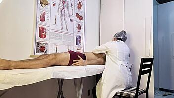 paciente fica ereto na frente da enfermeira