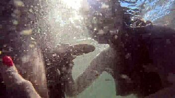 MILF chaude kiffe baise sous l'eau en piscine avec gros seins, chevauche et lèche sous la douche !