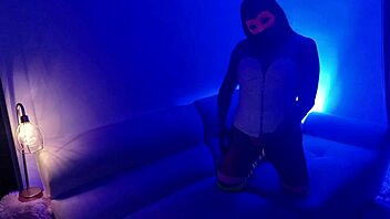 esta camarera lets herself get fucked for money in hidden room while bar crowd parties outside