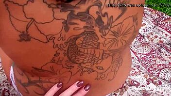 Lesbian babes have sexy fun outdoors with close up clit kissing and romantic shaved pussy action 😘🌳