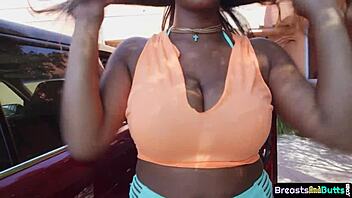 Jé, ta křivková ebony holka se skvěle odráží na tvrdým ptáku