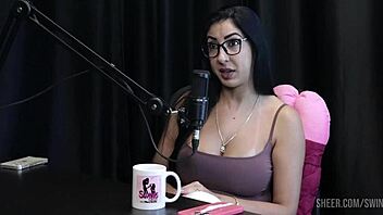 Blondă sexy îndrăzneață în lenjerie transparentă domină casting outdoor cu fund mare