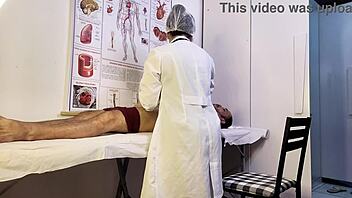 paciente fica ereto na frente da enfermeira