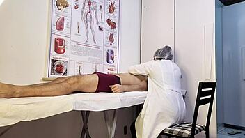 paciente fica ereto na frente da enfermeira