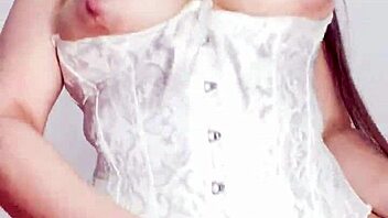 Colombian Latina milf with big ass and huge cameltoe in ripped leggings masturbates wet pussy solo in homemade video