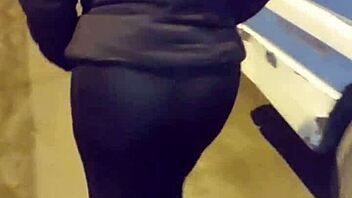 Check out this curvy mature with see-through leggings flashing in public 😏