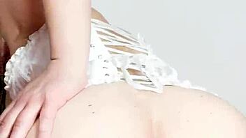 Colombian Latina milf with big ass and huge cameltoe in ripped leggings masturbates wet pussy solo in homemade video