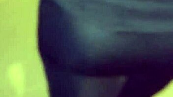 Check out this curvy mature with see-through leggings flashing in public 😏