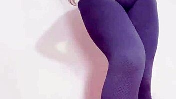 Colombian Latina milf with big ass and huge cameltoe in ripped leggings masturbates wet pussy solo in homemade video