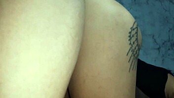 chupa y traga semen tatuada al ser follada al estilo perrito con intensa pasion