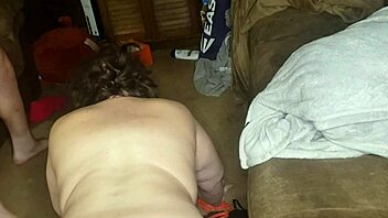 Sprer fitta vidt for massiv dildo-knulling