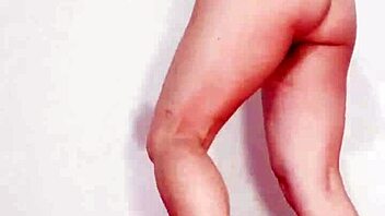 Colombian Latina milf with big ass and huge cameltoe in ripped leggings masturbates wet pussy solo in homemade video