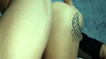 chupa y traga semen tatuada al ser follada al estilo perrito con intensa pasion