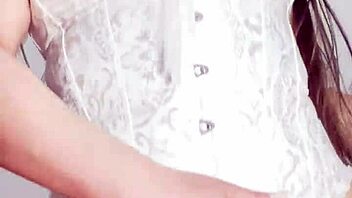 Colombian Latina milf with big ass and huge cameltoe in ripped leggings masturbates wet pussy solo in homemade video