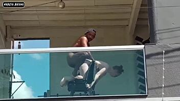 Deixando a buceta bem aberta na varanda com prazer