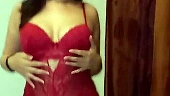 Lepotica v kostumu kaže velike atribute fantu, ki uživa z njo