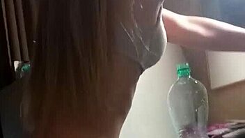 Biondina 18+ troia fa un pompino potente e profondo