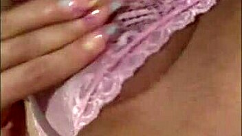 Mira que rica lenceria me regala un fan quieres ver que rico me masturbo