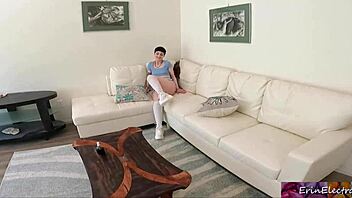 Tänk om styvbrorsan börjar knulla din heta lesbiska tjej precis där