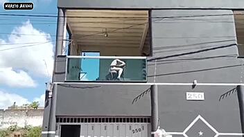 Deixando a buceta bem aberta na varanda com prazer