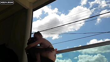 Deixando a buceta bem aberta na varanda com prazer