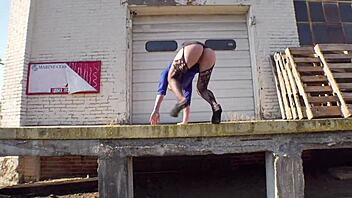 milf flashes her anus at the loading docks in sexy stockings