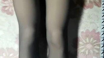 This crossdresser is jerking off in black pantyhose and short jeans