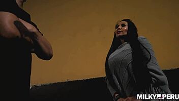 cachonda latina milf gets fucked doggystyle at the police station 😈🍑