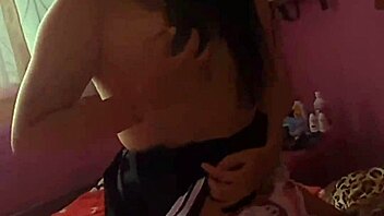 me encanta cabalgar mi almohada y tocarme bien rico