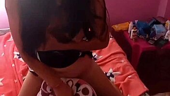 me encanta cabalgar mi almohada y tocarme bien rico