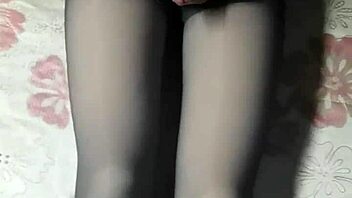 This crossdresser is jerking off in black pantyhose and short jeans