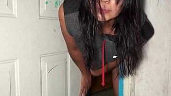 Ella Se Quedo Atorada En La Puerta Y Yo Aproveche Para Penetrarla Y Hacerla Gemir