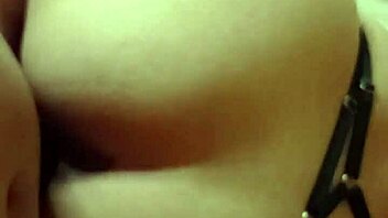 嘿你得看这大屁股辣妹狗爬式被巨屌热肛狂干