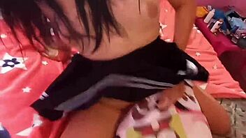 me encanta cabalgar mi almohada y tocarme bien rico