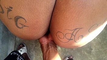 Com tesão e sem grana pro motel, ele me fodeu na casa abandonada com pau grande e anal 😈🏚️