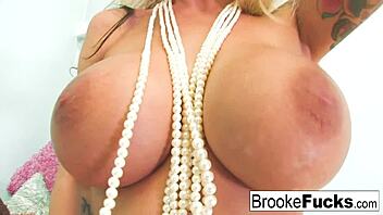 brookes does her solo performance all by herself