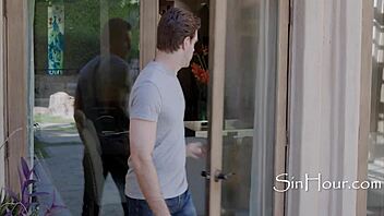 Confío en este fontanero guapo para arreglar mis cañerías con leche