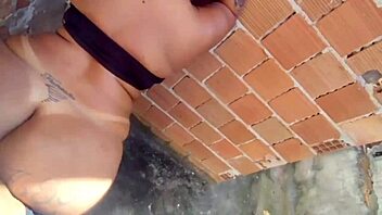 Com tesão e sem grana pro motel, ele me fodeu na casa abandonada com pau grande e anal 😈🏚️