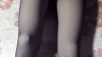 This crossdresser is jerking off in black pantyhose and short jeans