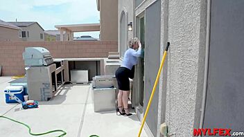 Lazy man distracts the home inspector milf from her duties