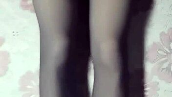 This crossdresser is jerking off in black pantyhose and short jeans