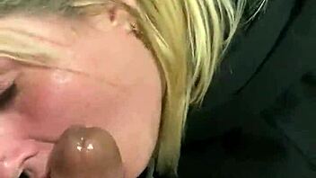 Me chupa la pija en el baño publico de un cine feels so thrilling outdoors