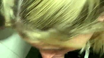 Me chupa la pija en el baño publico de un cine feels so thrilling outdoors