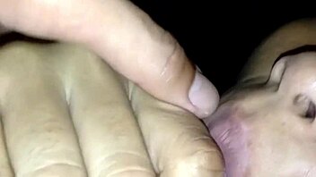 น้ำเงี่ยนที่พุ่งเข้าไปในปากของเธอ