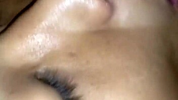 น้ำเงี่ยนที่พุ่งเข้าไปในปากของเธอ