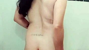 En la ducha bien sabrosa masturbándome sintiendo placer en mi cuerpo natural latina ama de casa