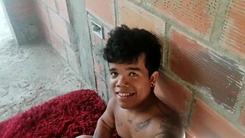 Tia cachonda penetrated hard doggystyle after gifting phone