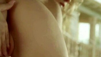 Ey, estas chicas se lo gozan a tope en su jugada lésbica caliente juntas